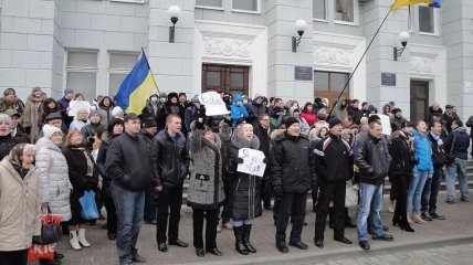 Оккупированные города снова вышли на митинги: россияне избивают людей (видео)