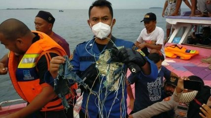 Найдены обломки и части тел: первые фото и видео с места крушения самолета в Индонезии
