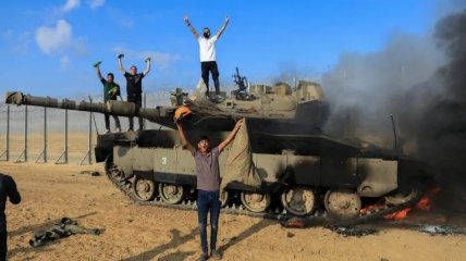 Бойовики ХАМАС на тлі підбитого ізраїльського танка