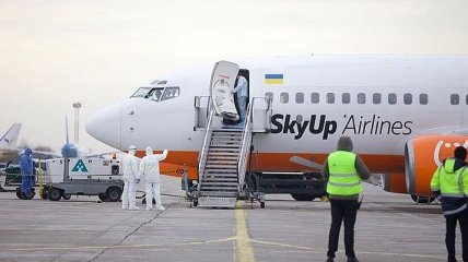 Гончарук: В аэропортах Украины будут проверять состояние здоровья пассажиров