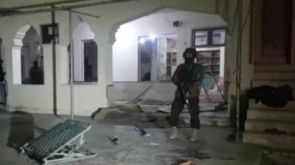 Террорист взорвал бомбу в мечети Пакистана: много погибших (Фото)