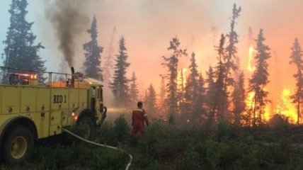 Канадский Форт Мак-Мюррей оказался полностью окружен лесным пожаром
