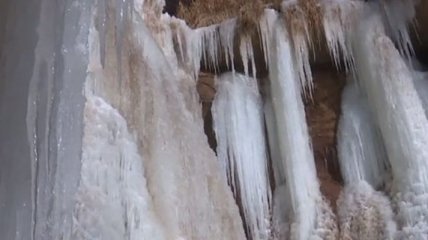 В Китае водопад превратился в сплошной лед (Видео)