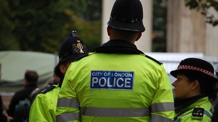 В Лондоне допросили мужчину напавшего на полицейских 
