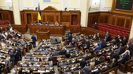 Опрос "Социального мониторинга": В парламент проходят четыре партии, лидируют "Слуга народа" и "Оппозиционная платформа - За жизнь"