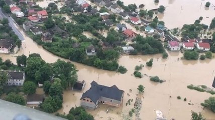 Непогода у Карпатах: в ДСНС розповіли, скільки будинків лишаються підтопленими