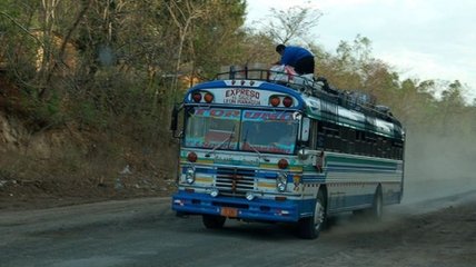 В Никарагуа взрыв снес с трассы автобус, четверо погибших
