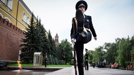 Російський військовий біля стін Кремля