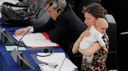 В Европейском парламенте пополнение: еще один депутат ходит на заседание с ребенком