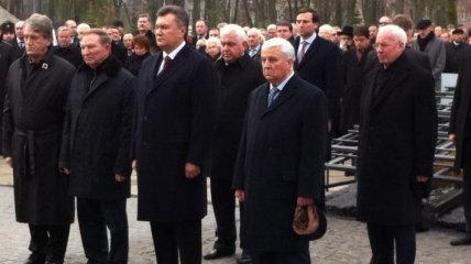 Янукович вместе с Ющенко и Кучмой почтил память жертв Голодомора