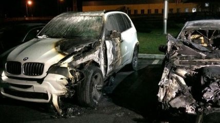 В Харькове на стоянке автосалона подожгли автомобили BMW 