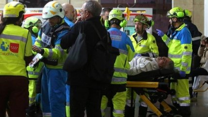 В Испании пассажирский поезд въехал в заграждение, десятки пострадавших