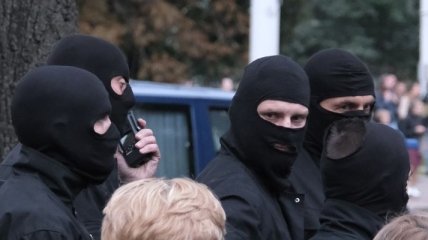 "Фашисты, проваливайте!" На протестах в Минске у силовиков отбивают задержанных (видео)