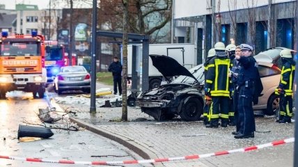 В Германии автомобиль на полном ходу влетел в остановку, есть жертвы