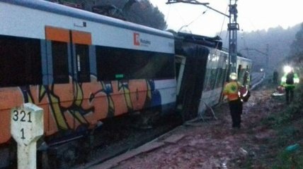Схождение поезда в Каталонии: названы причины аварии и количество пострадавших
