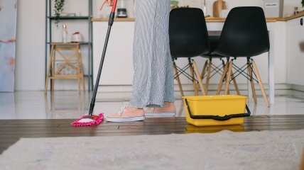 Миття підлоги — обов’язковий етап прибирання