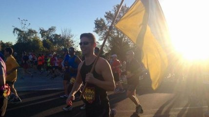 Одессит пробежал марафон в США с украинским флагом (Видео)