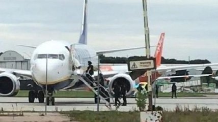 Самолет Ryanair экстренно совершил посадку из-за угрозы взрыва на борту