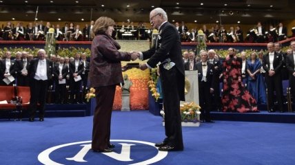 Король Швеции вручил Нобелевские премии в Стокгольме