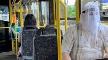 “Зато надёжно”: в киевском троллейбусе заметили мужчину в супер-маске (фото)