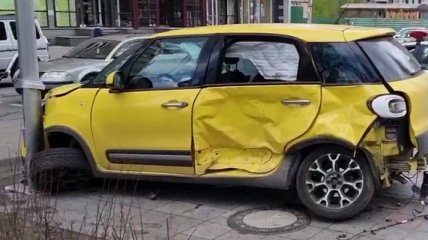 Fiat от удара улетел в столб: в Киеве произошло серьезное ДТП с пострадавшими (видео)