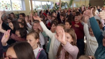 На Тернопольщине директор школы с учениками устраивает зажигательные танцы