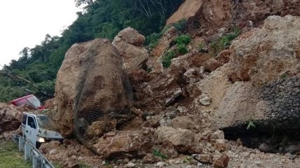 Камнепад на Филиппинах: около 10 тысяч кубометров камня обрушилось на пассажирские автобусы