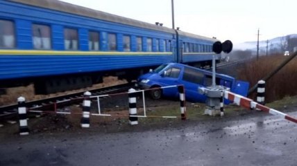 В Закарпатской области локомотив протаранил пассажирский автобус: есть пострадавшие