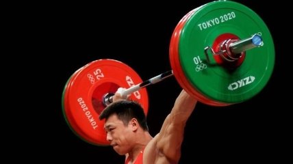 Китай остался единоличным лидером медального зачета после победы тяжелоатлета: итоги второго дня Олимпиады