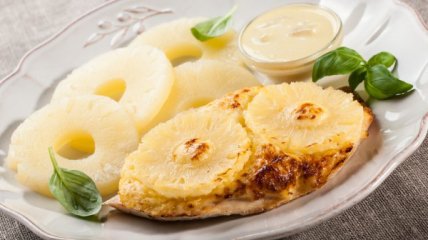 Запеченная куриная грудка с ананасами