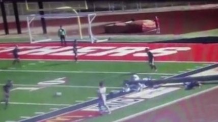 На футбольном матче в США прожектор упал прямо на арбитра (Видео)