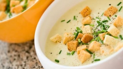 Рецепт дня: сырный суп с курицей и гренками