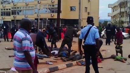 На футбольном стадионе в Анголе погибли люди