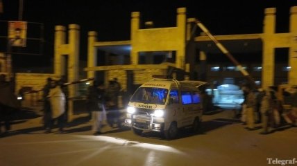 В Пакистане террорист-смертник въехал в автобус 