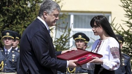 Порошенко присвоил посмертно звание Герой Украины генерал-майору Момоту