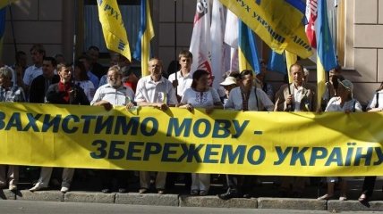 В Харькове противники "языкового закона" пикетируют горсовет