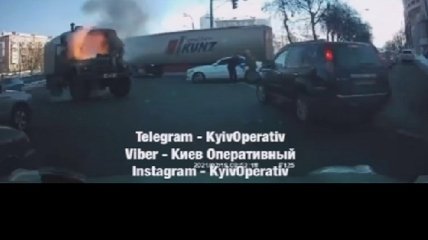 В Киеве на ходу загорелся военный грузовик (видео)