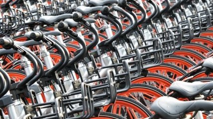 "Мощный удар под дых автомобилистам": магазин на Троещине выставил сотню "неубиваемых" велосипедов
