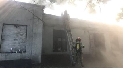 В Киеве горит здание старого кинотеатра "Экран"