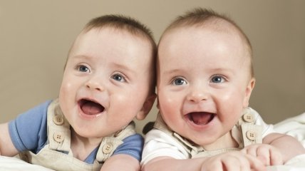 Смешное видео: заразительный смех веселых близняшек