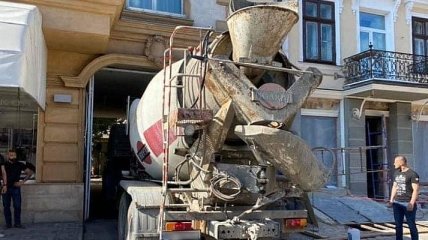 Одесситы залили бетоном незаконный подвал под жилым домом: депутат там хотел построить пиццерию
