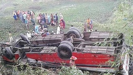В Бангладеш автобус съехал в кювет: есть жертвы