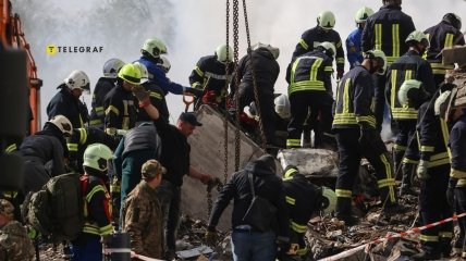 Спасатели работают на месте трагедии с ночи