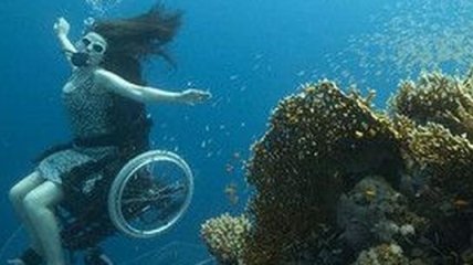 Британская художница изобрела подводную инвалидную коляску