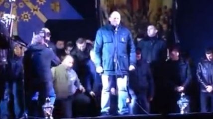 Львовские "беркутовцы" на коленях попросили прощения