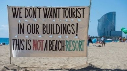 В Барселоне провели акцию против туристов на пляжах