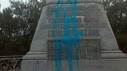 В Полтаве неизвестные облили краской памятник и крест на братской могиле