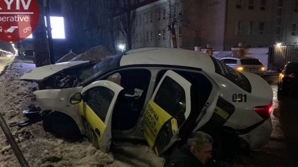 Один влетел в магазин, второй травмировал пассажира: таксисты устроили две аварии в Киеве (фото)