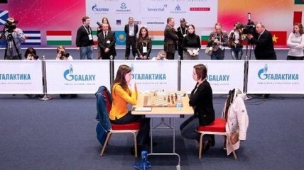 Финал ЧМ по шахматам: Украинка и россиянка играют вничью