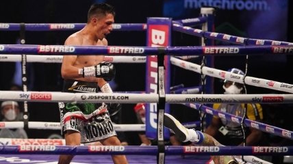 Мексиканский боксер жестким хуком нокаутировал непобедимого британца (видео)